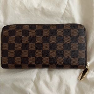 Checkered Long Zip Wallet. Only used 1-3 times. Like new.